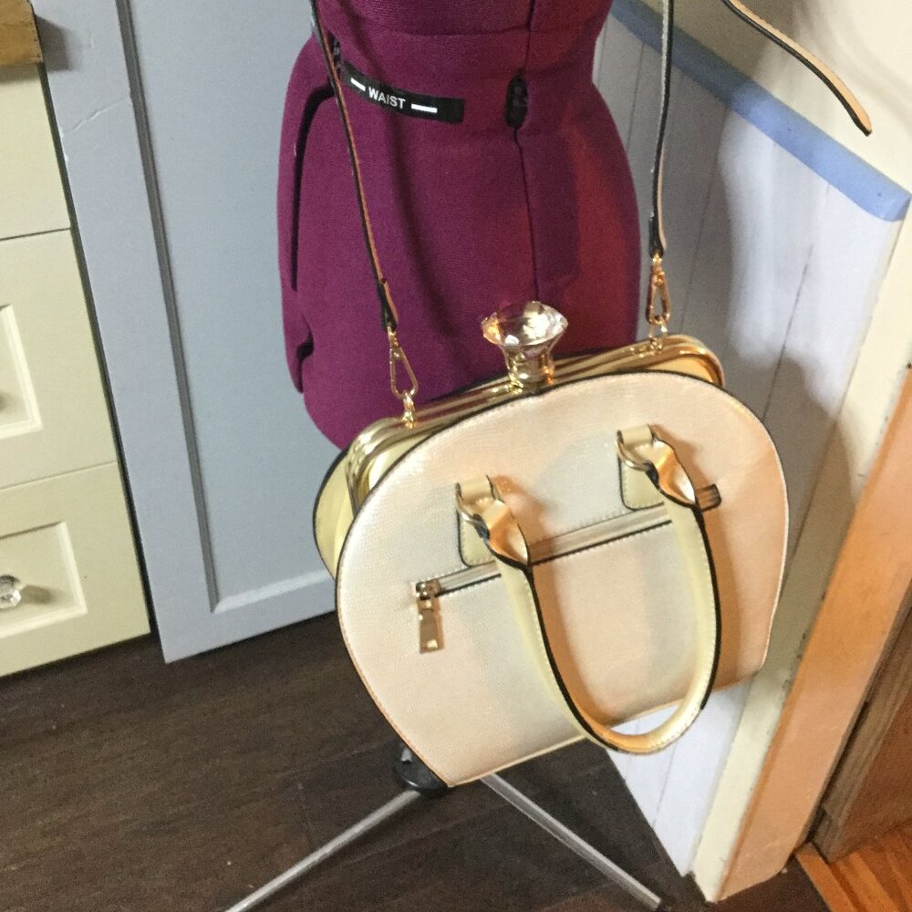 Vintage style purse this fun bag is a  faux patent leather one side embossed